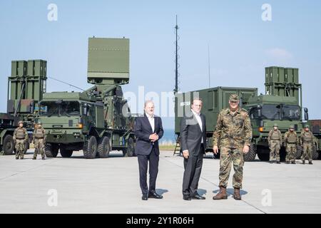 Indienststellung Waffensystem IRIS-T SLM durch Bundeskanzler und Verteidigungsminister bei der Flugabwehrraketengruppe 61 der Bundeswehr in Todendorf - Olaf Scholz, Bundeskanzler, Boris Pistorius, Verteidigungsminister und Generalleutnant Ingo Gerhartz, Inspekteur der LuftwaffeIndienststellung Waffensystem IRIS-T SLM durch Bundeskanzler und Verteidigungsminister bei der Flugabwehrraketengruppe 61 der Bundeswehr in Todendorf, Panker Schleswig-Bundeskanzler und Bundeskanzler Kaserne Bundeskanzler in Schleswig Bundeskanzler und Bundeskanzler in Schleswig-Bundeskanzler Bundeskanzler und Bundeskanzler Bundeskanzler Bundeskanzler in Schleswig-Bundeskanzler in Schleswig-Bundeskanzler in Todendorf Stockfoto