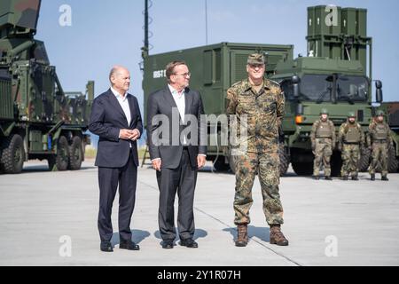 Indienststellung Waffensystem IRIS-T SLM durch Bundeskanzler und Verteidigungsminister bei der Flugabwehrraketengruppe 61 der Bundeswehr in Todendorf - Olaf Scholz, Bundeskanzler, Boris Pistorius, Verteidigungsminister und Generalleutnant Ingo Gerhartz, Inspekteur der LuftwaffeIndienststellung Waffensystem IRIS-T SLM durch Bundeskanzler und Verteidigungsminister bei der Flugabwehrraketengruppe 61 der Bundeswehr in Todendorf, Panker Schleswig-Bundeskanzler und Bundeskanzler Kaserne Bundeskanzler in Schleswig Bundeskanzler und Bundeskanzler in Schleswig-Bundeskanzler Bundeskanzler und Bundeskanzler Bundeskanzler Bundeskanzler in Schleswig-Bundeskanzler in Schleswig-Bundeskanzler in Todendorf Stockfoto