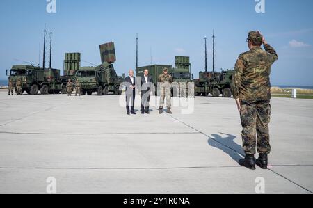 Indienststellung Waffensystem IRIS-T SLM durch Bundeskanzler und Verteidigungsminister bei der Flugabwehrraketengruppe 61 der Bundeswehr in Todendorf - Olaf Scholz, Bundeskanzler, Boris Pistorius, Verteidigungsminister und Generalleutnant Ingo Gerhartz, Inspekteur der LuftwaffeIndienststellung Waffensystem IRIS-T SLM durch Bundeskanzler und Verteidigungsminister bei der Flugabwehrraketengruppe 61 der Bundeswehr in Todendorf, Panker Schleswig-Bundeskanzler und Bundeskanzler Kaserne Bundeskanzler in Schleswig Bundeskanzler und Bundeskanzler in Schleswig-Bundeskanzler Bundeskanzler und Bundeskanzler Bundeskanzler Bundeskanzler in Schleswig-Bundeskanzler in Schleswig-Bundeskanzler in Todendorf Stockfoto