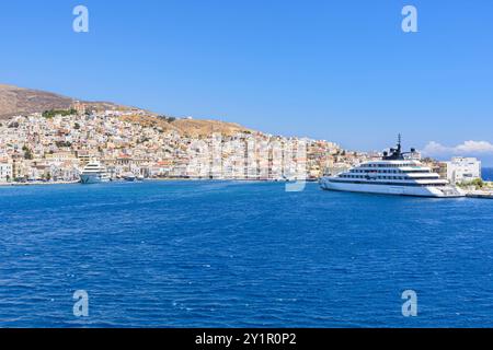 Große Boote liegen am Ufer von Ermoupoli, Syros, Kykladen, Griechenland Stockfoto