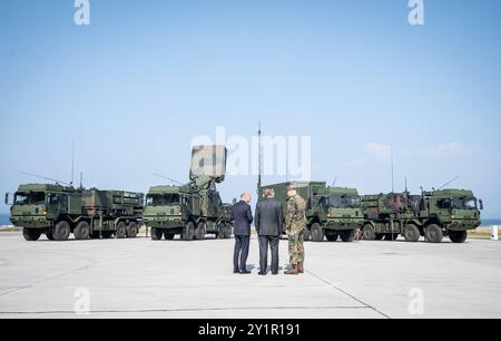 Indienststellung Waffensystem IRIS-T SLM durch Bundeskanzler und Verteidigungsminister bei der Flugabwehrraketengruppe 61 der Bundeswehr in Todendorf - Olaf Scholz, Bundeskanzler, Boris Pistorius, Verteidigungsminister und Generalleutnant Ingo Gerhartz, Inspekteur der LuftwaffeIndienststellung Waffensystem IRIS-T SLM durch Bundeskanzler und Verteidigungsminister bei der Flugabwehrraketengruppe 61 der Bundeswehr in Todendorf, Panker Schleswig-Bundeskanzler und Bundeskanzler Kaserne Bundeskanzler in Schleswig Bundeskanzler und Bundeskanzler in Schleswig-Bundeskanzler Bundeskanzler und Bundeskanzler Bundeskanzler Bundeskanzler in Schleswig-Bundeskanzler in Schleswig-Bundeskanzler in Todendorf Stockfoto