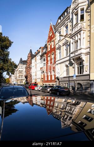 Häuser an der Spichernstraße spiegeln sich in einem Autodach, Köln, Deutschland. Gruenderzeitbauten in der Spichernstraße spiegeln sich in einem Autodach, Stockfoto