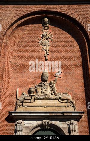 Der Relieftriumph des Todes an der Fassade der Kirche St. Gregorius im Elend, Kirche des Elends, der Tod mit Miter, Schlüssel und Kreuz, Köln Stockfoto