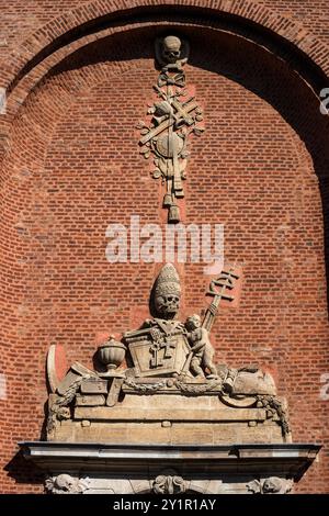 Der Relieftriumph des Todes an der Fassade der Kirche St. Gregorius im Elend, Kirche des Elends, der Tod mit Miter, Schlüssel und Kreuz, Köln Stockfoto