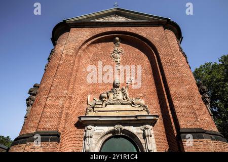 Die Kirche St. Gregorius im Elend, Kirche des Elends, an der Fassade das Relief Triumph des Todes, der Tod mit Miter, Schlüssel und Kreuz, Köln, Deutschland. Stockfoto