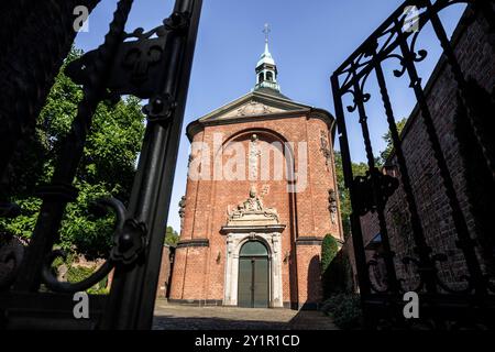 Die Kirche St. Gregorius im Elend, Kirche des Elends, an der Fassade das Relief Triumph des Todes, der Tod mit Miter, Schlüssel und Kreuz, Köln, Deutschland. Stockfoto