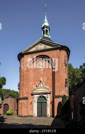 Die Kirche St. Gregorius im Elend, Kirche des Elends, an der Fassade das Relief Triumph des Todes, der Tod mit Miter, Schlüssel und Kreuz, Köln, Deutschland. Stockfoto