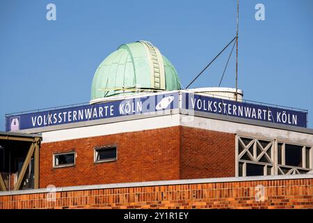 Das Observatorium auf dem Dach des Schiller-Gymnasiums in der Nikolausstraße im Kölner Stadtteil Suelz. Die Volkssternwarte auf dem Dach d Stockfoto