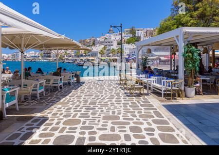 Cafés am Wasser in Naxos Town, Naxos Island, Kykladen, Griechenland Stockfoto