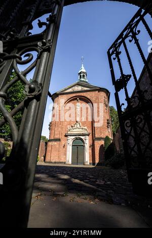 Die Kirche St. Gregorius im Elend, Kirche des Elends, an der Fassade das Relief Triumph des Todes, der Tod mit Miter, Schlüssel und Kreuz, Köln, Deutschland. Stockfoto