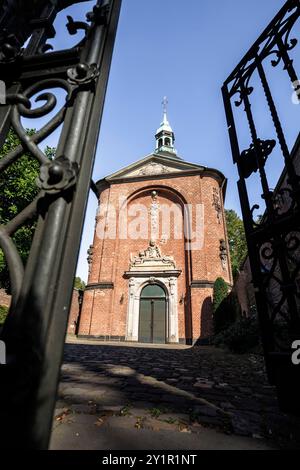 Die Kirche St. Gregorius im Elend, Kirche des Elends, an der Fassade das Relief Triumph des Todes, der Tod mit Miter, Schlüssel und Kreuz, Köln, Deutschland. Stockfoto