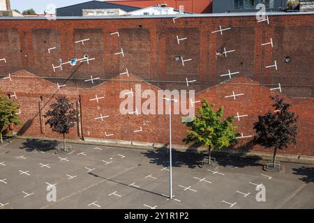 Gemalter vertikaler Parkplatz des Kölner Architekturprojektplans auf einer Backsteinmauer in der Nähe der Messe in Deutz, Köln. Aufgemalter vertikal Stockfoto