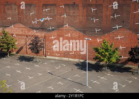 Gemalter vertikaler Parkplatz des Kölner Architekturprojektplans auf einer Backsteinmauer in der Nähe der Messe in Deutz, Köln. Aufgemalter vertikal Stockfoto