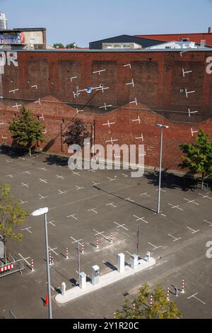 Gemalter vertikaler Parkplatz des Kölner Architekturprojektplans auf einer Backsteinmauer in der Nähe der Messe in Deutz, Köln. Aufgemalter vertikal Stockfoto