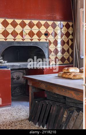 Frisches Brot auf einem Tisch in einer traditionellen Bäckerei im Viertel Bourgos in Naxos-Stadt, Kykladen, Griechenland Stockfoto