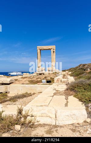 Ein griechischer Fährtrimaran fährt vorbei am Tempel des Apollo Arch, Naxos, Kykladen, Griechenland Stockfoto