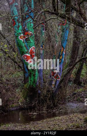 O Rexo Ecospace, malerische und skulpturale Intervention des Künstlers Agustín Ibarrola auf einen natürlichen Raum, Allariz, Ourense, Galicien, Spanien. Stockfoto