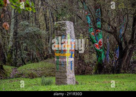 O Rexo Ecospace, malerische und skulpturale Intervention des Künstlers Agustín Ibarrola auf einen natürlichen Raum, Allariz, Ourense, Galicien, Spanien. Stockfoto