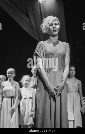 Aufführung auf der Bühne eines Kindertheaters mit Schauspielern im Lichte von Scheinwerfern Stockfoto