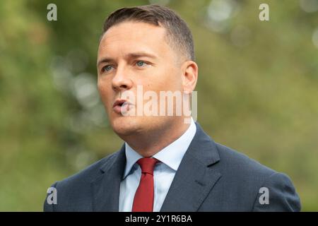 London, Großbritannien. September 2024. Wes Streeting - Secretary of State for Health and Social Care wird in Victoria Tower Gardens interviewt. Quelle: Justin Ng/Alamy Live News. Stockfoto