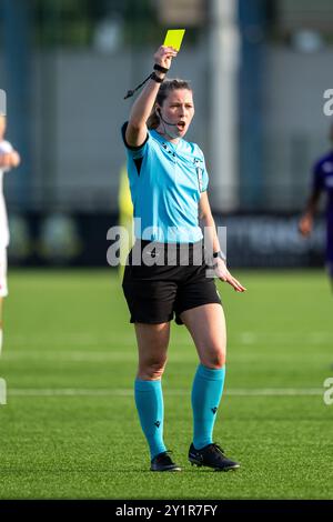 Broendby, Dänemark. September 2024. Schiedsrichter Abigail Byrne war beim Qualifikationsspiel der UEFA Women's Champions League zwischen Ajax und Fiorentina in Bane 2 in Broendby zu sehen. Quelle: Gonzales Photo/Alamy Live News Stockfoto