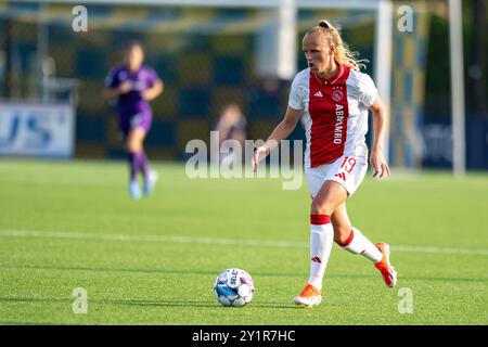 Broendby, Dänemark. September 2024. Tiny Hoekstra (19) von Ajax wurde während des Qualifikationsspiels zwischen Ajax und Fiorentina in Bane 2 in Broendby gesehen. Quelle: Gonzales Photo/Alamy Live News Stockfoto