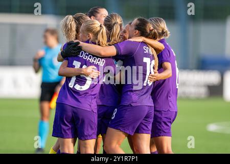 Broendby, Dänemark. September 2024. Die Spieler von Fiorentina waren bei Promis zu sehen, nachdem sie das Qualifikationsspiel der UEFA Women's Champions League zwischen Ajax und Fiorentina in Bane 2 in Broendby gewonnen hatten. Quelle: Gonzales Photo/Alamy Live News Stockfoto