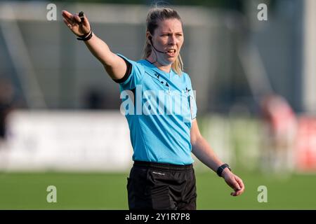 Broendby, Dänemark. September 2024. Schiedsrichter Abigail Byrne war beim Qualifikationsspiel der UEFA Women's Champions League zwischen Ajax und Fiorentina in Bane 2 in Broendby zu sehen. Quelle: Gonzales Photo/Alamy Live News Stockfoto