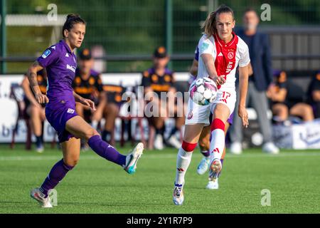Broendby, Dänemark. September 2024. Bente Jansen (17) von Ajax wurde während des Qualifikationsspiels zwischen Ajax und Fiorentina in Bane 2 in Broendby gesehen. Quelle: Gonzales Photo/Alamy Live News Stockfoto