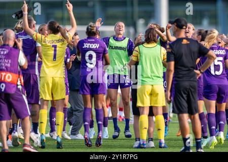 Broendby, Dänemark. September 2024. Die Spieler von Fiorentina waren bei Promis zu sehen, nachdem sie das Qualifikationsspiel der UEFA Women's Champions League zwischen Ajax und Fiorentina in Bane 2 in Broendby gewonnen hatten. Quelle: Gonzales Photo/Alamy Live News Stockfoto