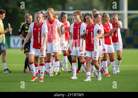 Broendby, Dänemark. September 2024. Enttäuschte Ajax-Spieler wurden nach dem Qualifikationsspiel zwischen Ajax und Fiorentina in Bane 2 in Broendby gesehen. Quelle: Gonzales Photo/Alamy Live News Stockfoto