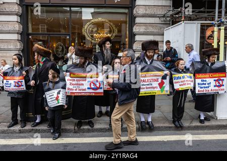 London, Großbritannien. September 2024. Ultraorthodoxe Juden aus Neturei Karta säumen die Route der pro-palästinensischen Demonstranten, die an der 18. Demonstration des Nationalmarsches für Palästina teilnehmen. Die Demonstration wurde von der palästinensischen Solidaritätskampagne, der Stop the war Coalition, den Friends of Al-Aqsa, der Muslimischen Vereinigung Großbritanniens, dem Palästinensischen Forum in Großbritannien und der CND organisiert, um die neue britische Labour-Regierung aufzufordern, ihre Unterstützung aus Israel zurückzuziehen. Quelle: Mark Kerrison/Alamy Live News Stockfoto