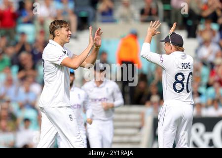 London, England. September 2024. Der Englands Josh Hull feiert, nachdem er die Dhananjaya de Silva aus Sri Lanka mit Ollie Pope während des 3. Tages des Rothesay Men's Third Test Matches zwischen England und Sri Lanka im Kia Oval entlassen hat. Quelle: Ben Whitley/Alamy Live News Stockfoto