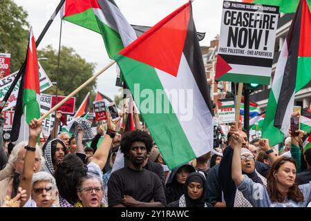 London, Großbritannien. September 2024. Zehntausende pro-palästinensische Demonstranten nehmen an einer Kundgebung in der Nähe der israelischen Botschaft nach der 18. Demonstration des Nationalmarsches für Palästina Teil. Die Demonstration und die Kundgebung wurden von der palästinensischen Solidaritätskampagne, der Stop the war Coalition, Friends of Al-Aqsa, der Muslimischen Vereinigung Großbritanniens, dem Palästinensischen Forum in Großbritannien und der CND organisiert, um die neue britische Labour-Regierung aufzufordern, ihre Unterstützung aus Israel zurückzuziehen. Quelle: Mark Kerrison/Alamy Live News Stockfoto