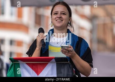 London, Großbritannien. September 2024. Emily Stevenson von Na'amod, eine „Bewegung der Juden im Vereinigten Königreich, die darauf abzielt, die Unterstützung der jüdischen Gemeinde für Israels Besatzung und Apartheid zu beenden“, spricht propalästinensische Demonstranten an, die an einer Kundgebung in der Nähe der israelischen Botschaft nach der 18. Demonstration des Nationalen Marsches für Palästina teilnahmen. Die Demonstration und die Kundgebung wurden von der palästinensischen Solidaritätskampagne, der Stop the war Coalition, Friends of Al-Aqsa, der Muslimischen Vereinigung Großbritanniens, dem Palästinensischen Forum in Großbritannien und der CND organisiert, um die neue britische Labour-Regierung aufzufordern, ihre Unterstützung aus Israel zurückzuziehen. Quelle: Mark Kerr Stockfoto