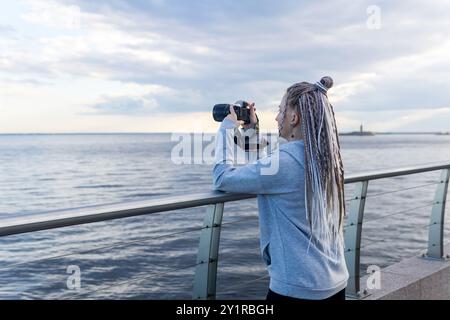 Weibliche Touristen fotografieren am Damm Stockfoto