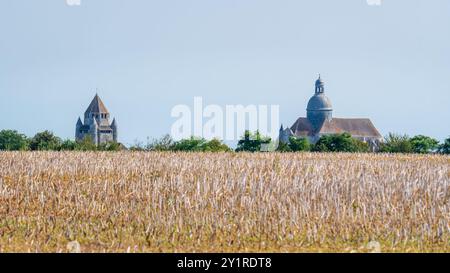 Großer Blick auf den Cäsar-Turm und die Stiftskirche Saint Quiriace in der Provins Stockfoto