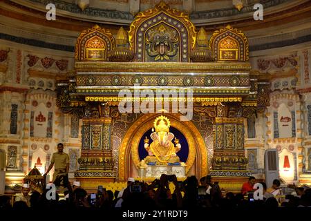 8. September 2024, Pune, Maharashtra, Indien, wunderschöne Skulptur von Lord Ganesh genannt als Dagdusheth Halwai Ganpati nahe Mandai Ort während Ganesh Stockfoto