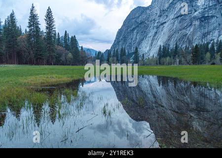 Mirror Lake voll nach Schneeschmelze im Frühjahr, El Capitan Reflections, im Yosemite National Park, Sierra Nevada Bergkette in Kalifornien, USA. El Capitan aus Cooks Meadow. Stockfoto