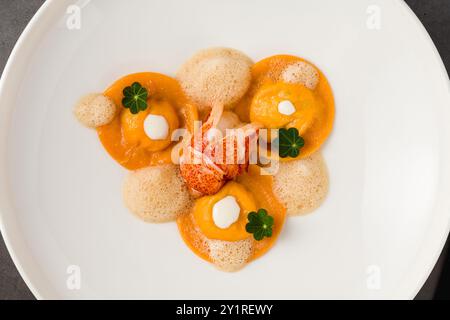 Ravioli mit gegrillten Garnelen auf einem weißen Porzellanteller Stockfoto