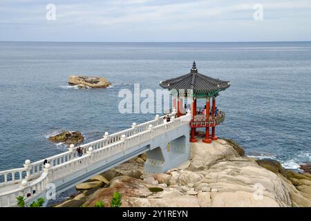 Sokcho City, Südkorea - 28. Juli 2024: Blick aus der Vogelperspektive auf den Yeonggeum Sunrise Pavilion und die Brücke, die zu ihm führt, vom Yeonggeum Pavilio Stockfoto