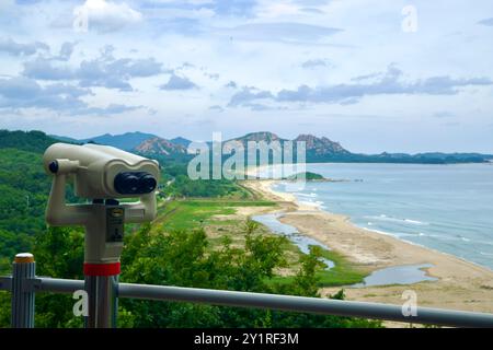 Goseong County, Südkorea - 28. Juli 2024: Ferngläser befinden sich auf der Aussichtsplattform des Unification Observatory Tower und bieten cl an Stockfoto