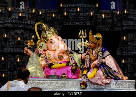 8. September 2024, Pune, Maharashtra, Indien, wunderschöne Skulptur von Lord Ganesh, genannt als berühmte Sharda Ganpati in Mandai während des Ganesh Utsav Festivals Stockfoto