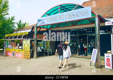 Goseong County, Südkorea - 28. Juli 2024: Besucher nähern sich dem Registrierungsbüro im Unification Security Park, um Zugang zu den Restricted zu erhalten Stockfoto