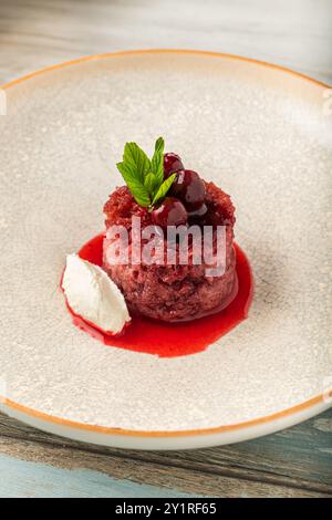 Kirschbrot Kadayif (ekmek kadayifi) mit Büffelcreme auf Holztisch Stockfoto