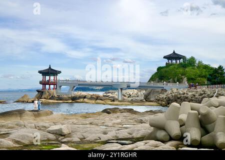 Sokcho City, Südkorea - 28. Juli 2024: Die Yeonggeum Pavilions stehen majestätisch über der felsigen Küste der Ostsee, verbunden durch ein weißes Meer Stockfoto