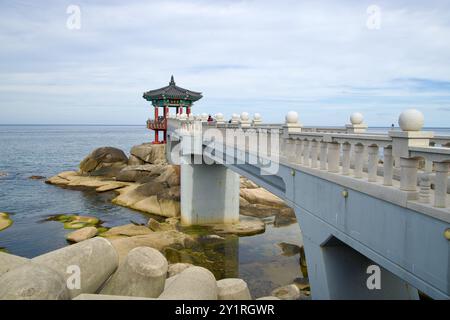 Sokcho, Südkorea - 28. Juli 2024: Der Yeonggeum Sunrise Pavilion steht auf einem Felsvorsprung, der durch das elegante Dongmyeong-Meer mit dem Ufer verbunden ist Stockfoto