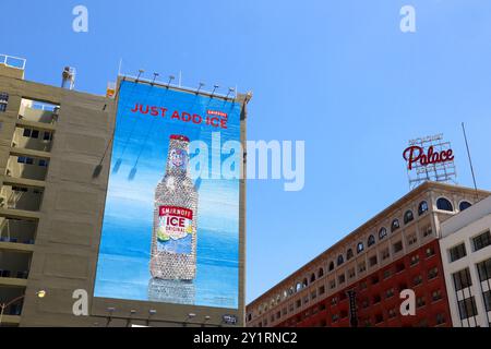 SMIRNOFF ICE, Plakatwerbung für Wandbilder. Smirnoff ist eine Wodka-Marke des britischen Unternehmens Diageo Stockfoto