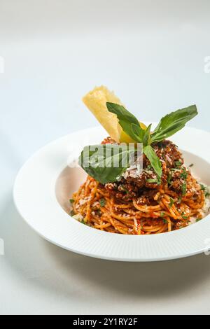 Köstliche Bolognese-Sauce (Pasta alla Bolognese) auf einem weißen Teller. Klassische Spaghettis bolognaise von oben Stockfoto