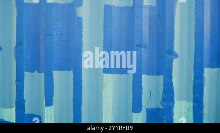 Industrieller Logistikcontainer aus Frachtschiffen und Fahrzeugen für den Import und Export. Nahaufnahme von Frachtcontainern. Metallbehälter für den Transport Stockfoto